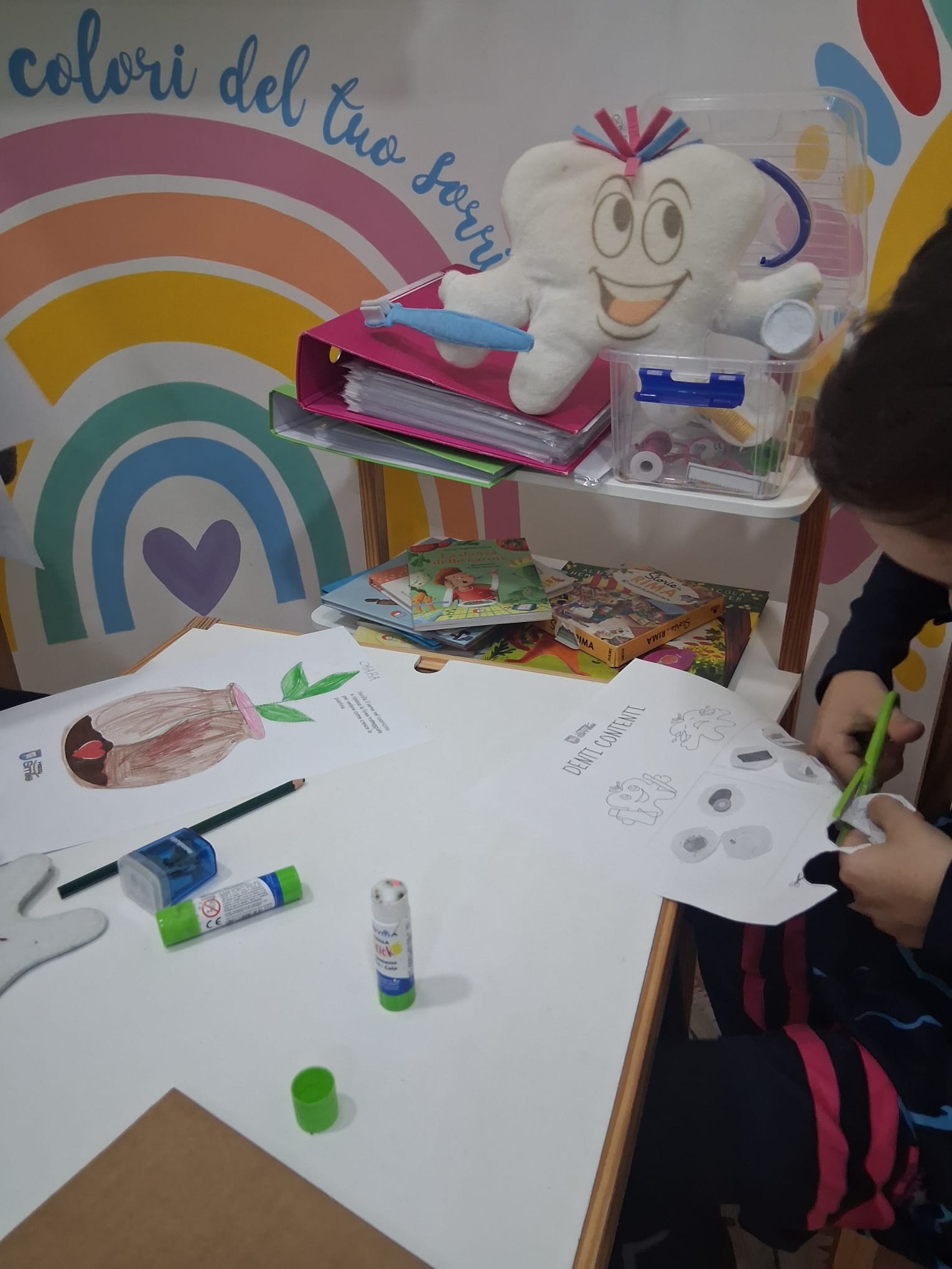 Gioco educativo durante la visita pedodontica Virgodent
