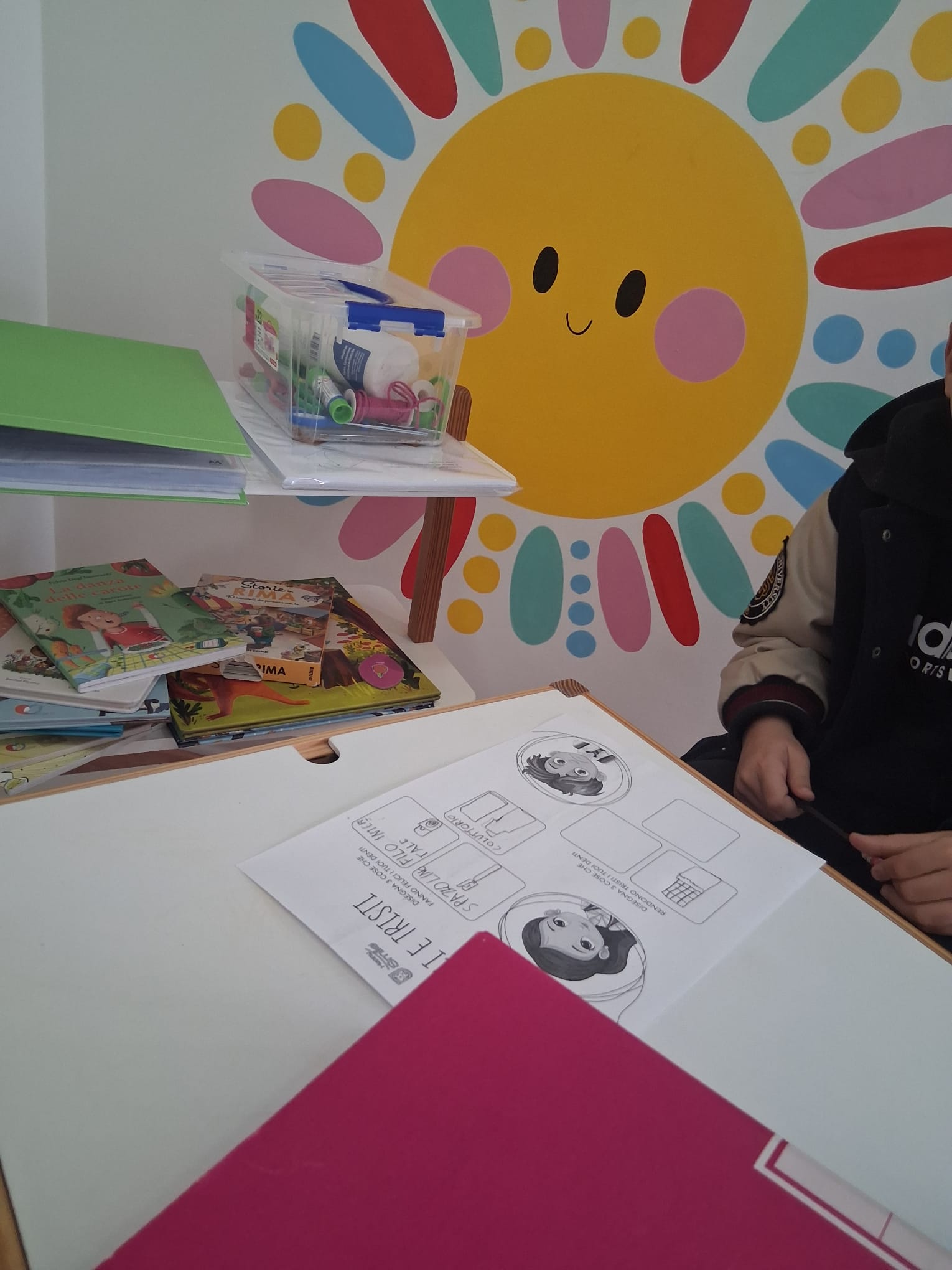 Bambino sereno in poltrona durante la visita odontoiatrica